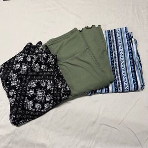 3 Pairs Of Patterned and Solid Flare Leg Leggings Size L